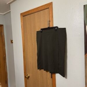 Ann Taylor Size 16 Solid Green Knee-Length Pull-On Pencil Skirt - EUC